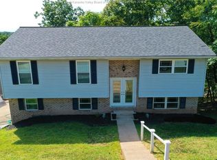 818 Suncrest Pl, South Charleston, WV 25303