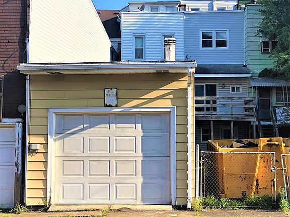 2nd image of 722 W Centre St