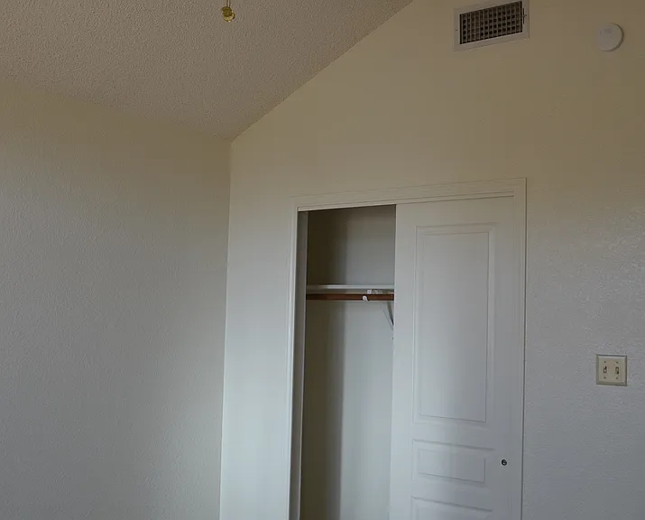 2521 Creek Dr — Photo 3