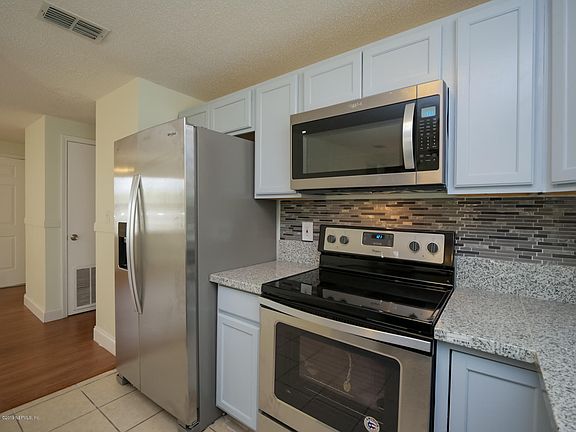 4th image of 2454 Seymour St