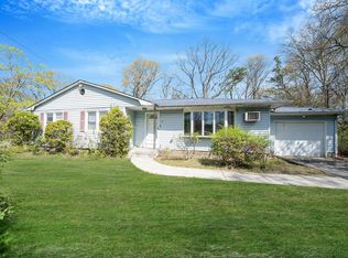 5 Stuart Rd, Shirley, NY 11967