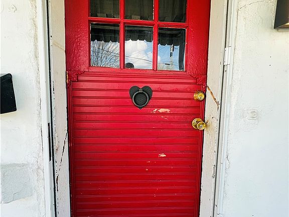 4th image of 215 N Sycamore St