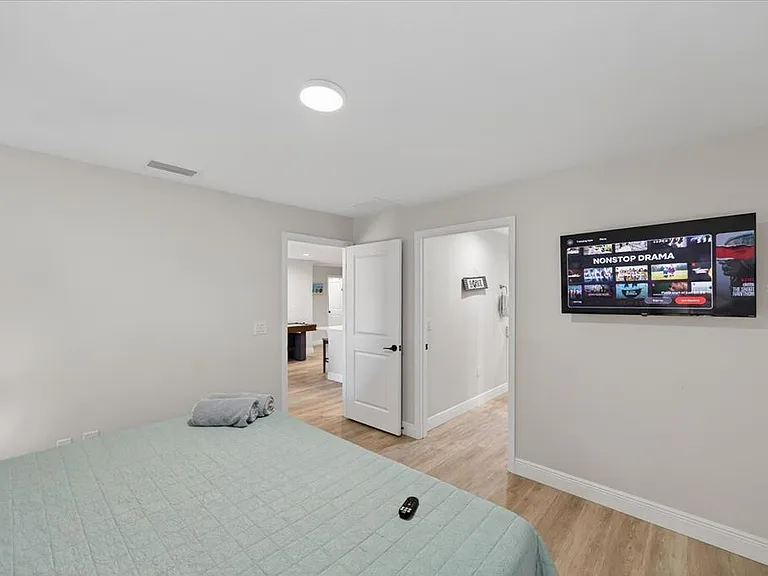 12114 Clarendon Ave — Photo 8