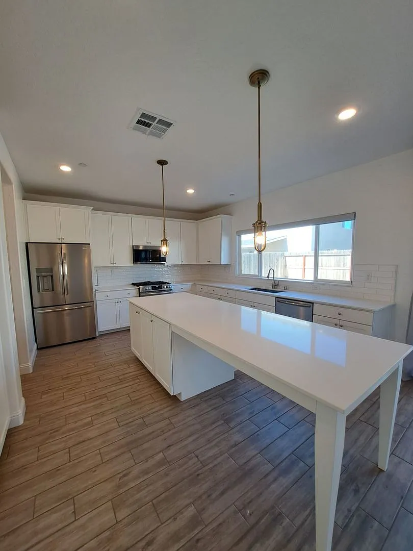 Spacious 2-story home: 4 bedrooms and 2.5 bathrooms in Madera, CA! — Photo 3