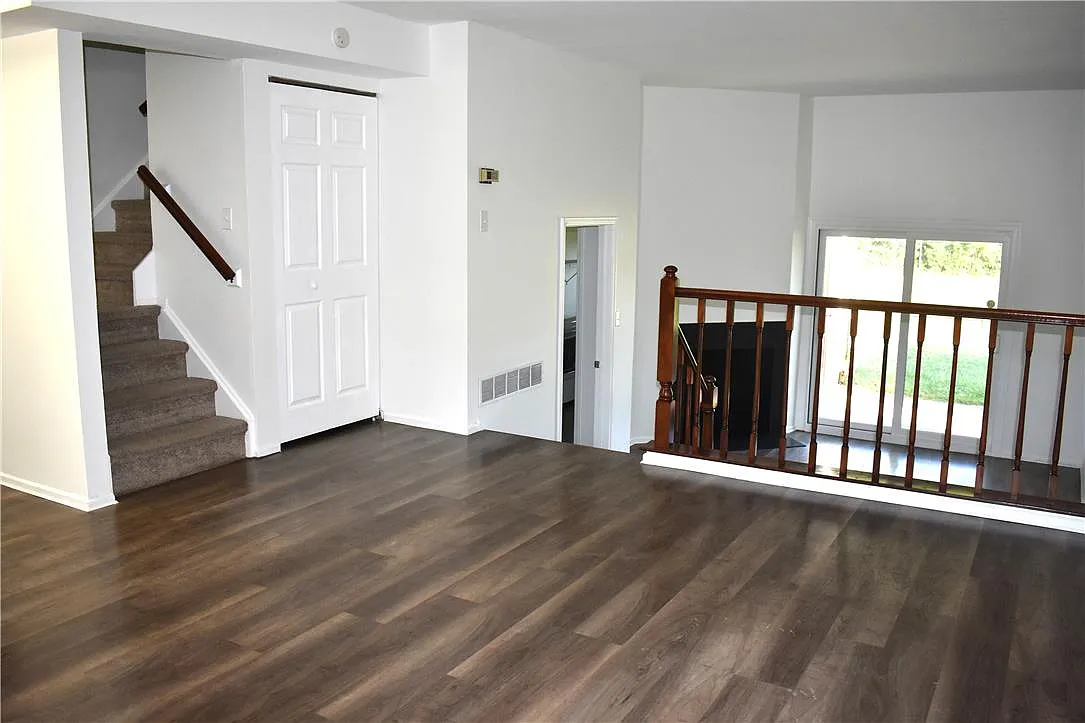 3 bed, 2.5 bath, 1655 sqft, $2,150 — Photo 2