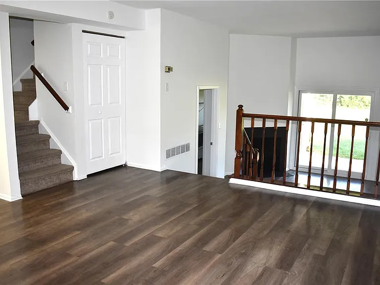 1604 Shenandoah Ct — Photo 2