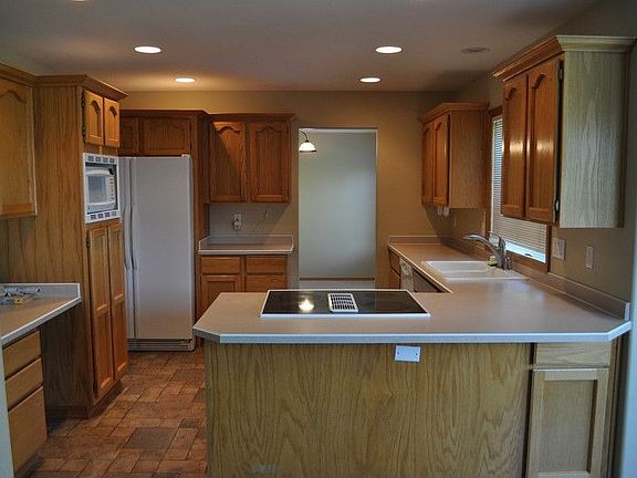 4th image of 3601 NW Dahlia Dr
