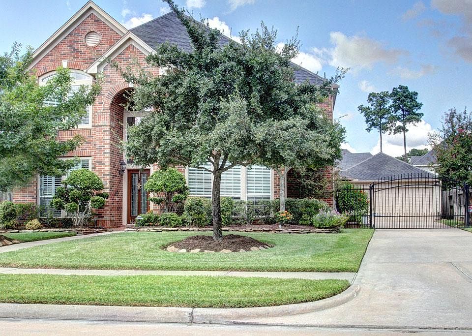 Beautiful Perry home with view of the lake.