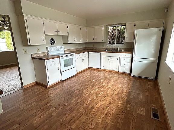 4th image of 702 W Cherry Ave
