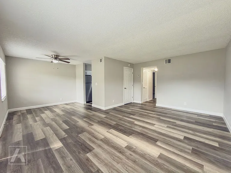 Carriage House Apts — Photo 45