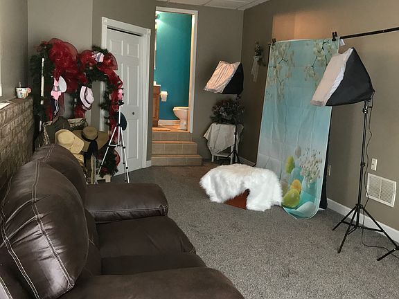 2nd image of 625 Hillcrest Cir