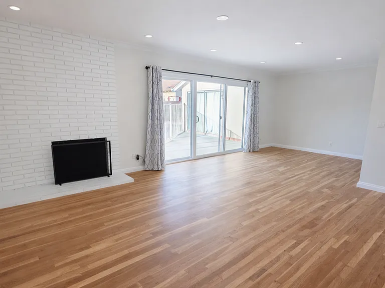100 W Oakmont Dr — Photo 2