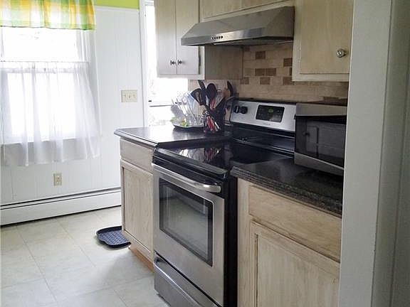 4th image of 51 Youngs Ave