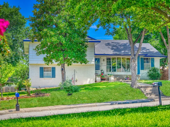 1240 Greenbriar Cir, Desoto, TX 75115