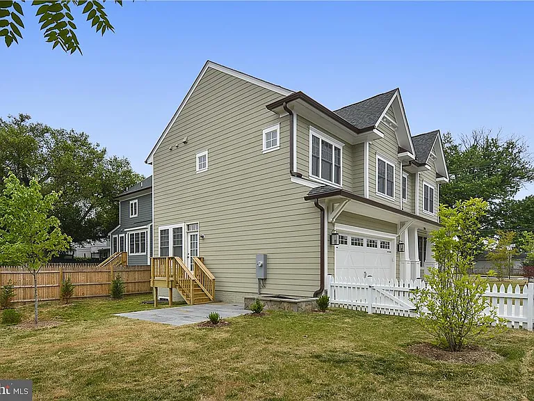 2205 N Edison St — Photo 2