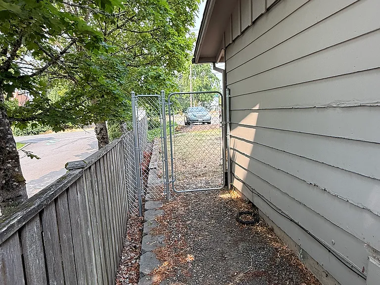 780 Oakhill Ave SE — Photo 9