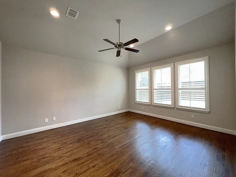 720 Raunald Dr — Photo 13