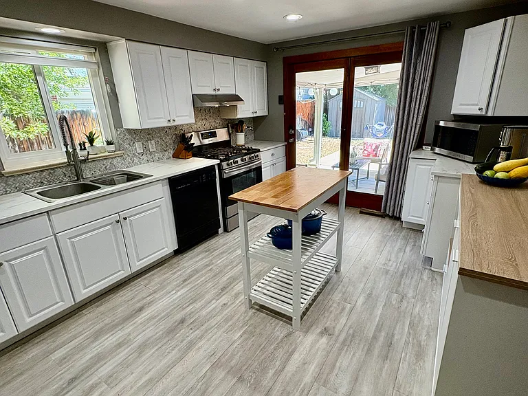 Fully Equipped Kitchen (30+ day rental)