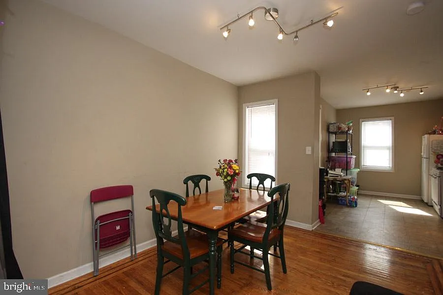 4 bed, 2.0 bath, 1140 sqft, $1,895 — Photo 3
