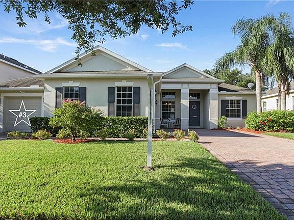 3rd garage bay has it's own driveway as well!