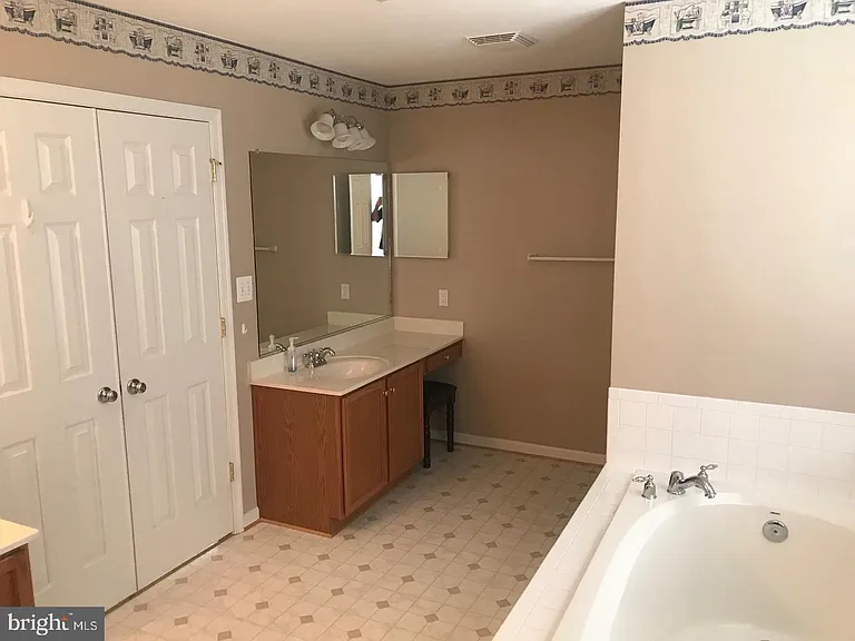 9 Saint Claires Ct — Photo 16