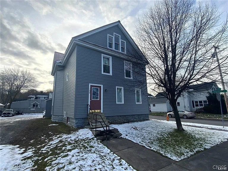 1628 State St — Photo 10