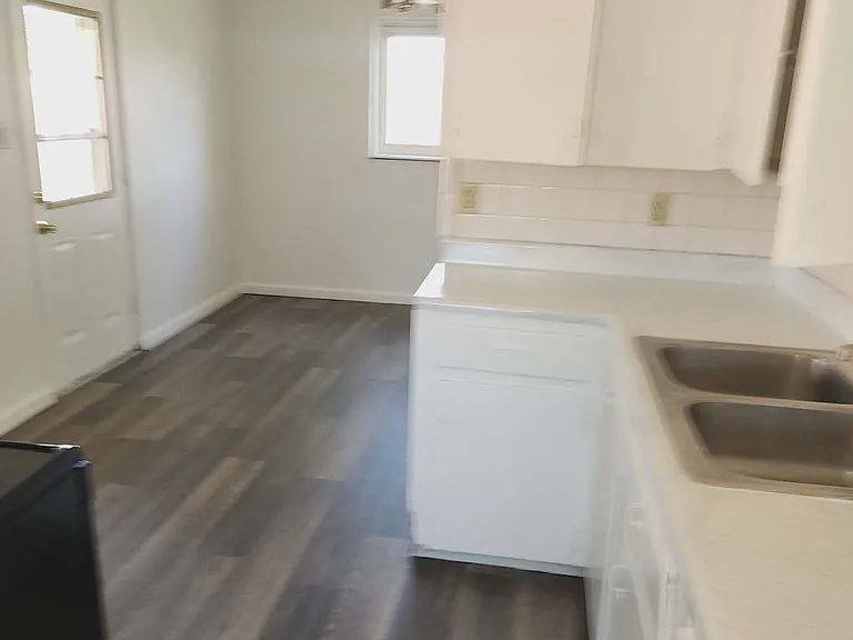 1420 Eppinger Blvd — Photo 3