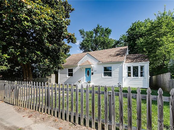 3rd image of 3907 Larchmont Ln