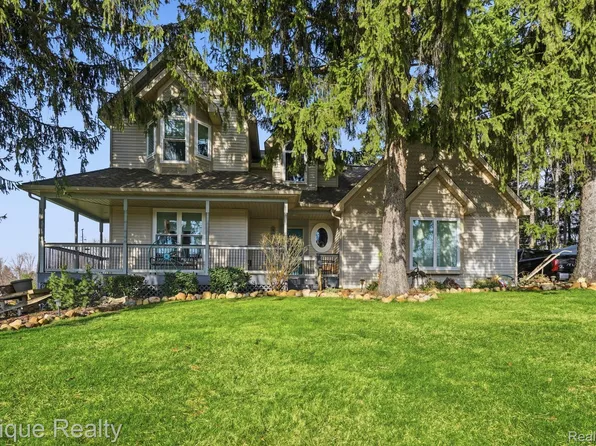 9867 Finnegan Dr, Brighton, MI 48116