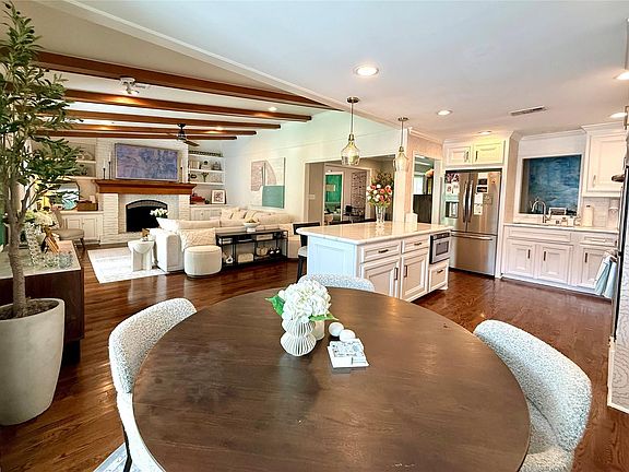 4th image of 7803 Meadowglen Ln