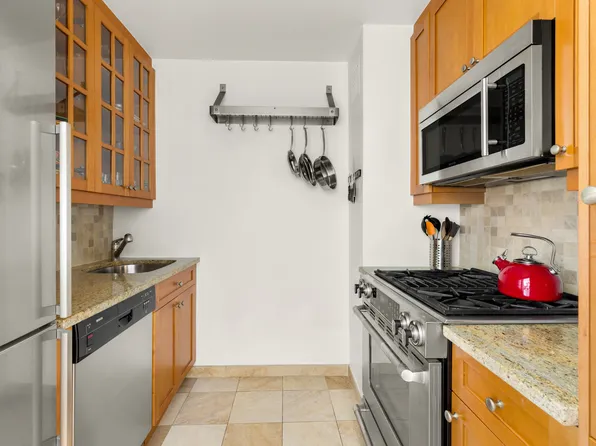 301 East 22nd Street image 3 of 5