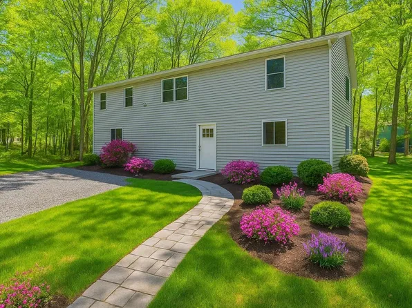 8263 Natures Dr, Tobyhanna, PA 18466