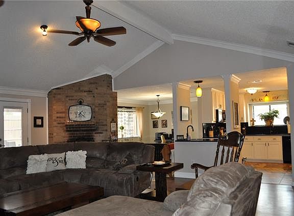3rd image of 2642 Claremont Dr