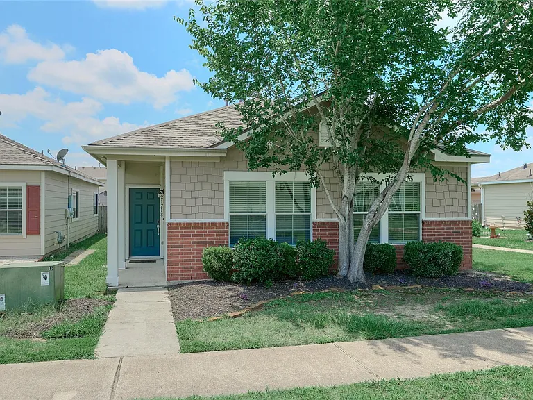 21718 Grassy Hill Ln — Photo 1