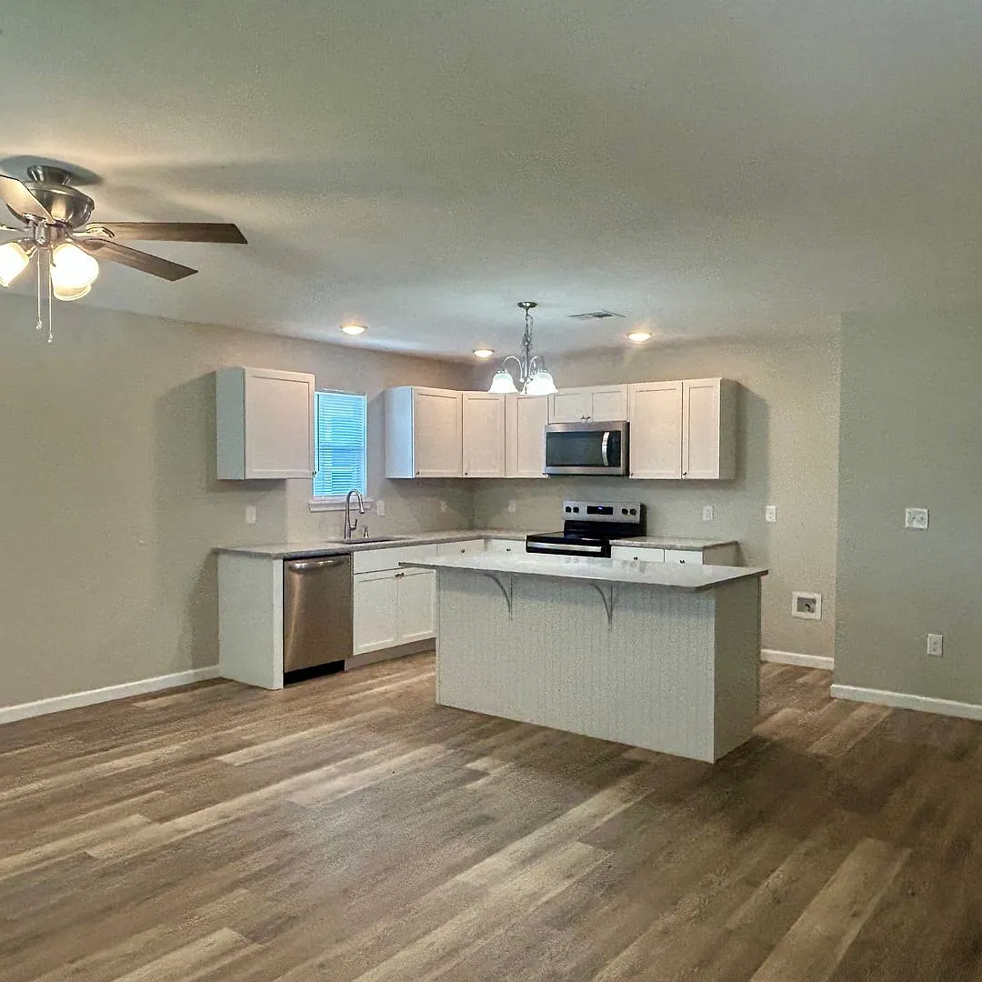 Welcome home to this beautifully designed 3-bedroom, 2 bath half duplex — Photo 3