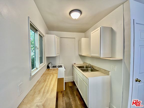 5th image of 1143 1/2 Poinsettia Dr