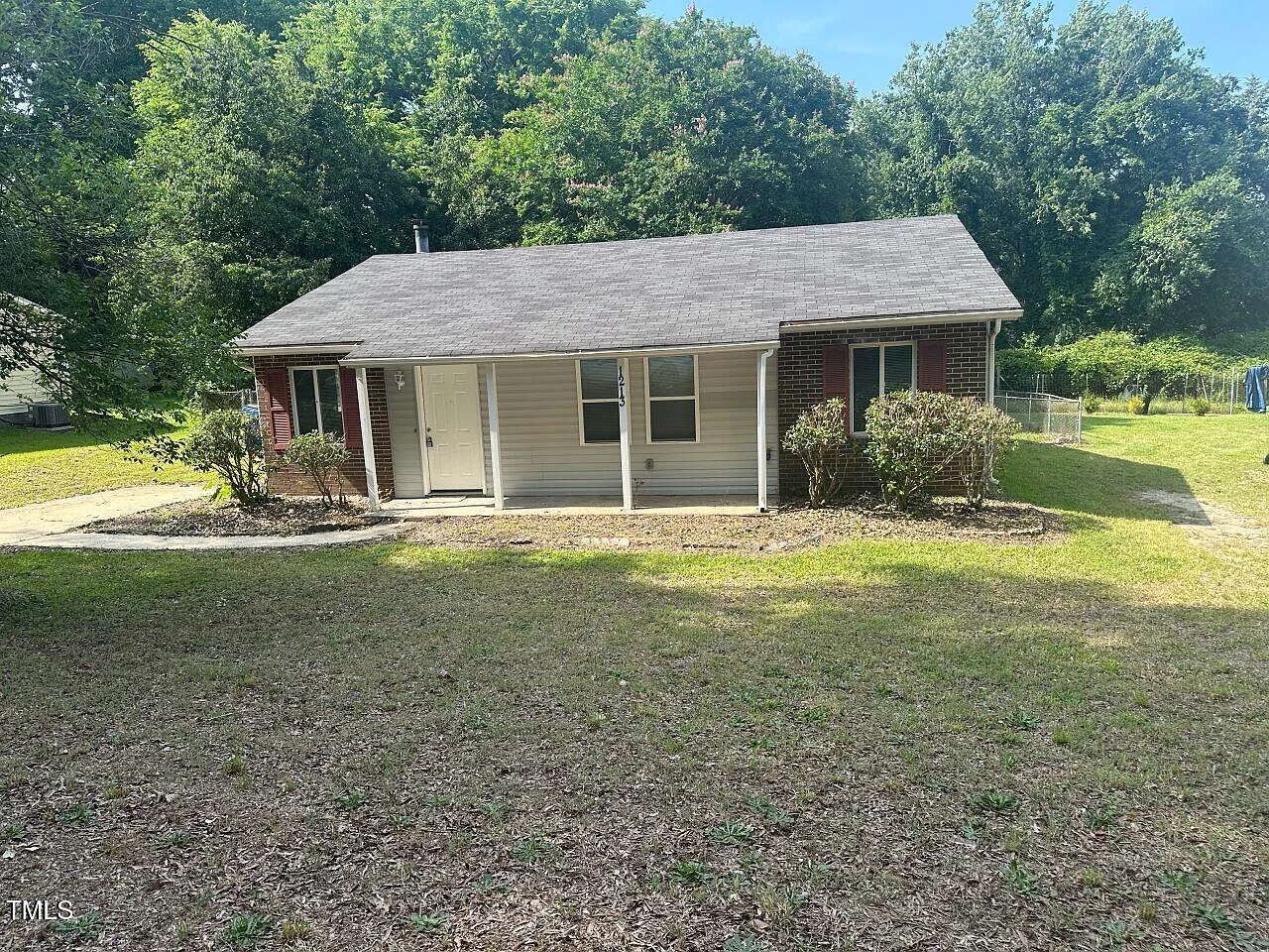 3 bed, 1.5 bath, 1180 sqft, $1,500 — Photo 2