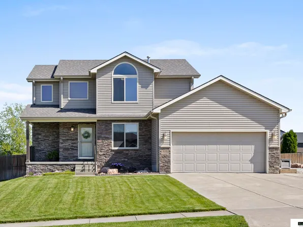 910 W 10th St, Hickman, NE 68372