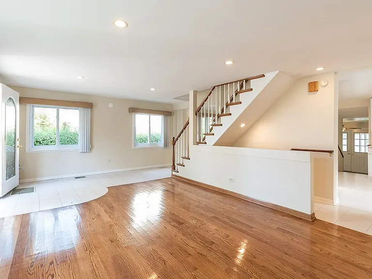 919 Greenwood Ave — Photo 2