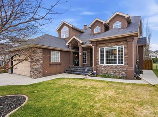 244 W Cove Rd, Chestermere, AB T1X1E3