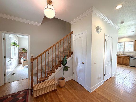 5th image of 808 E Margaret Ln