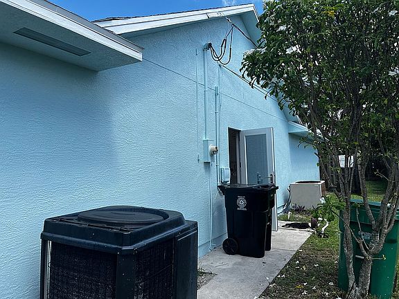 4th image of 1085 SW Barbarosa Ave