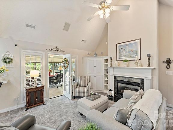 5th image of 1302 Laurel Woods Dr