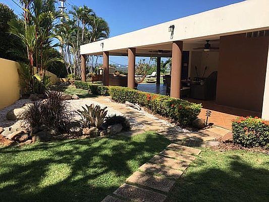Rear view to the porch, pool