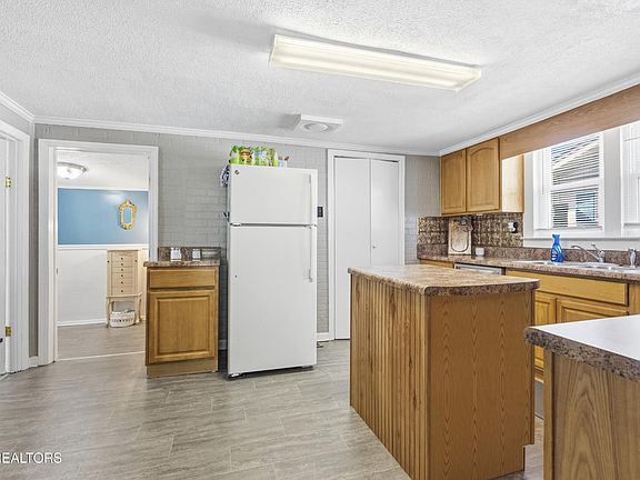 5th image of 613 Fowler St