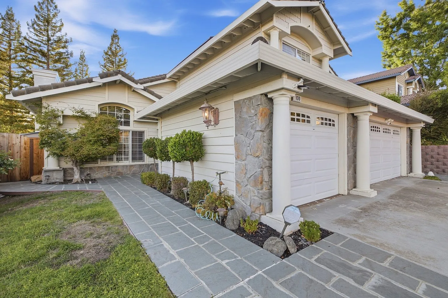 4 bed, 3237 sqft, $6,099 — Photo 3