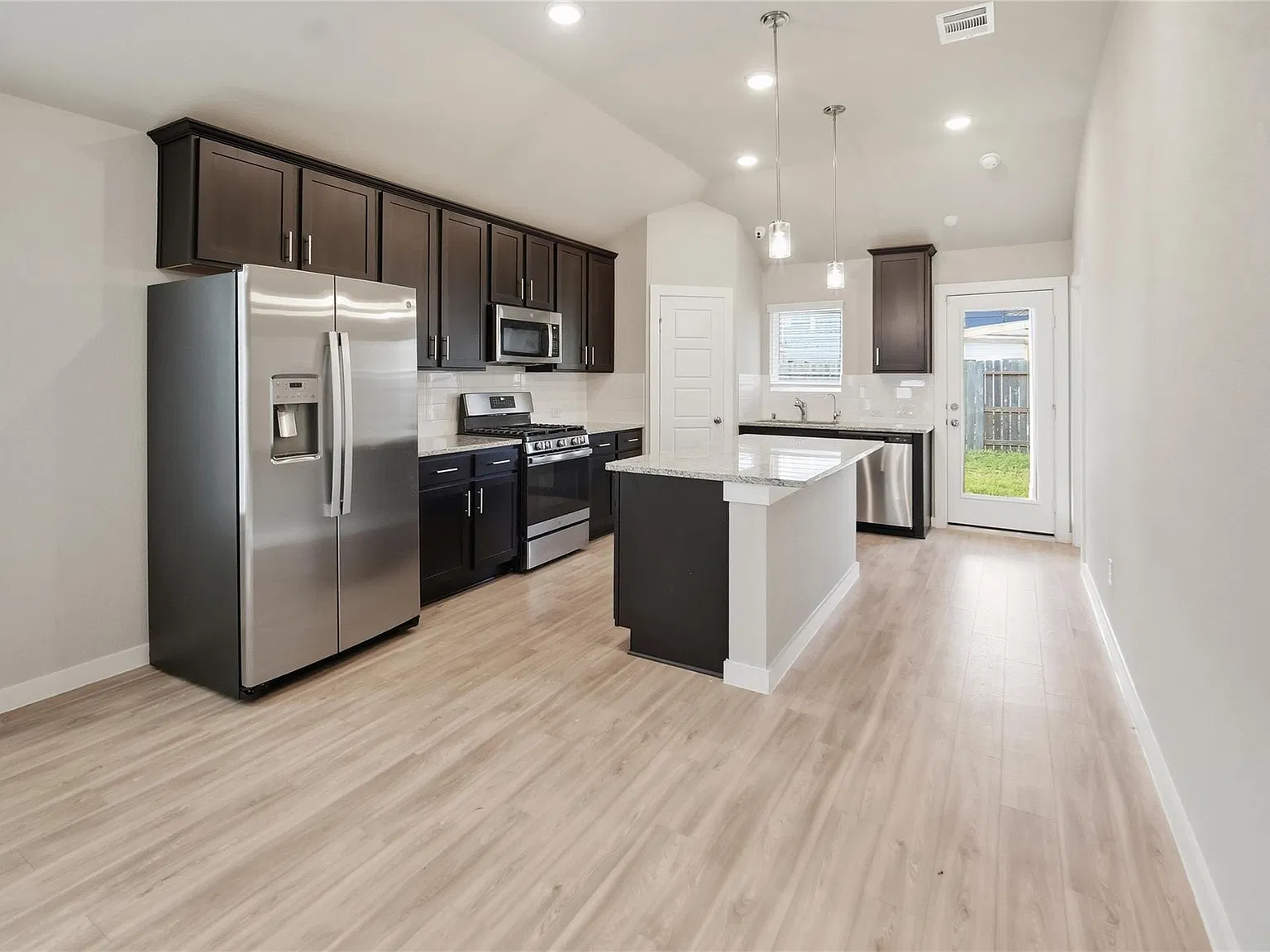 3 bed, 2.0 bath, 1589 sqft, $2,600 — Photo 4