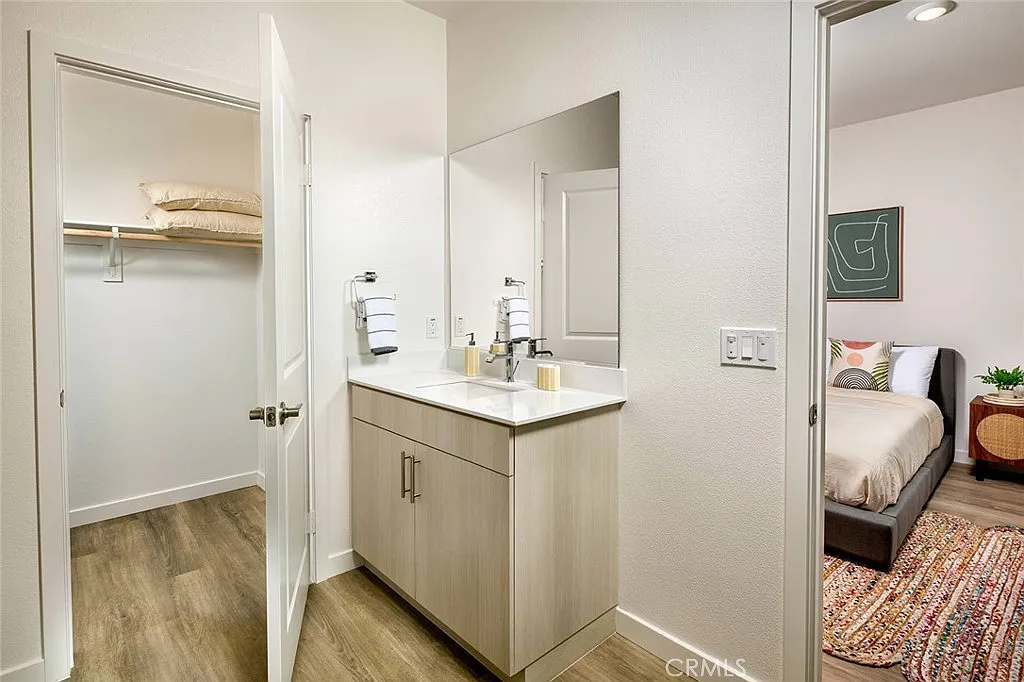 2 bed, 2.5 bath, 1273 sqft, $3,990 — Photo 4