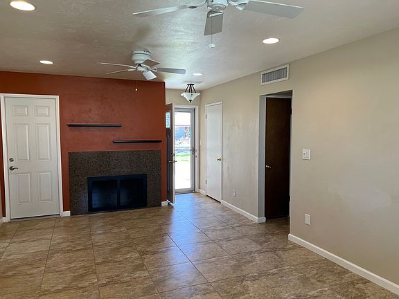 Living Room (1 of 2)
Tile flooring
2 ceiling fans
Granite fireplace surround
