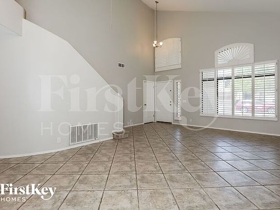 3rd image of 2213 W Myrtle Dr